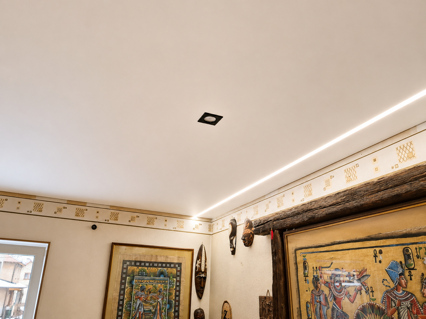 Pinglaed Tartus – valge matt pinglagi LED-valgustusega elutoas